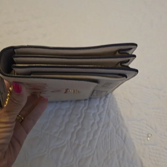 Coach Cream Shoulder Bag with Gold Chain - Picture 4 of 7